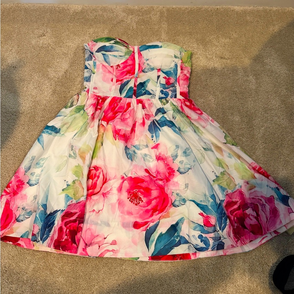 NEVER BEEN WORN. NEW WITH TAGS 
Mini strapless floral dress